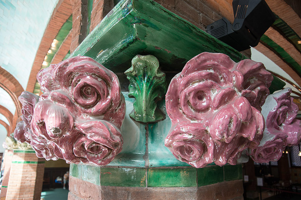 Rosen aus rosa Keramik an einer Säule