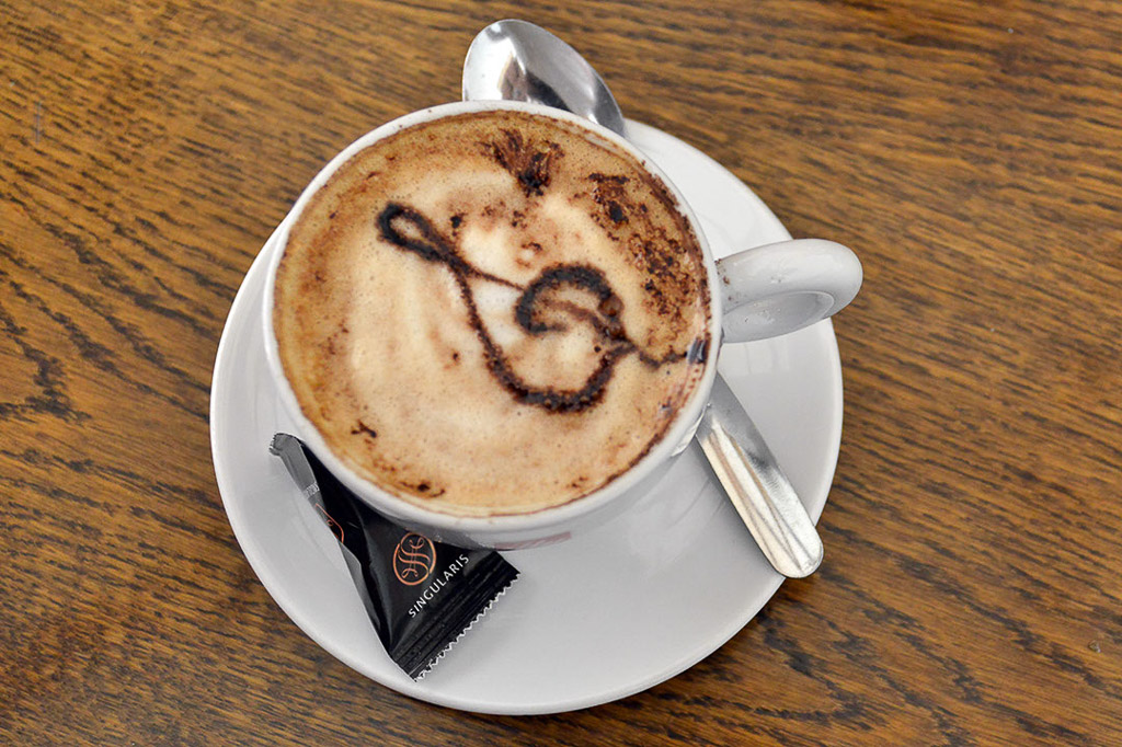 Cappuccino mit Notenschlüssel im Milchschaum