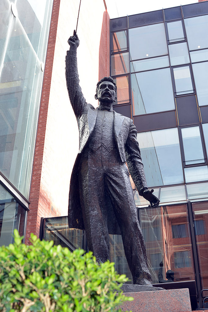 Statue mit erhobenem Arm vor dem Anbau