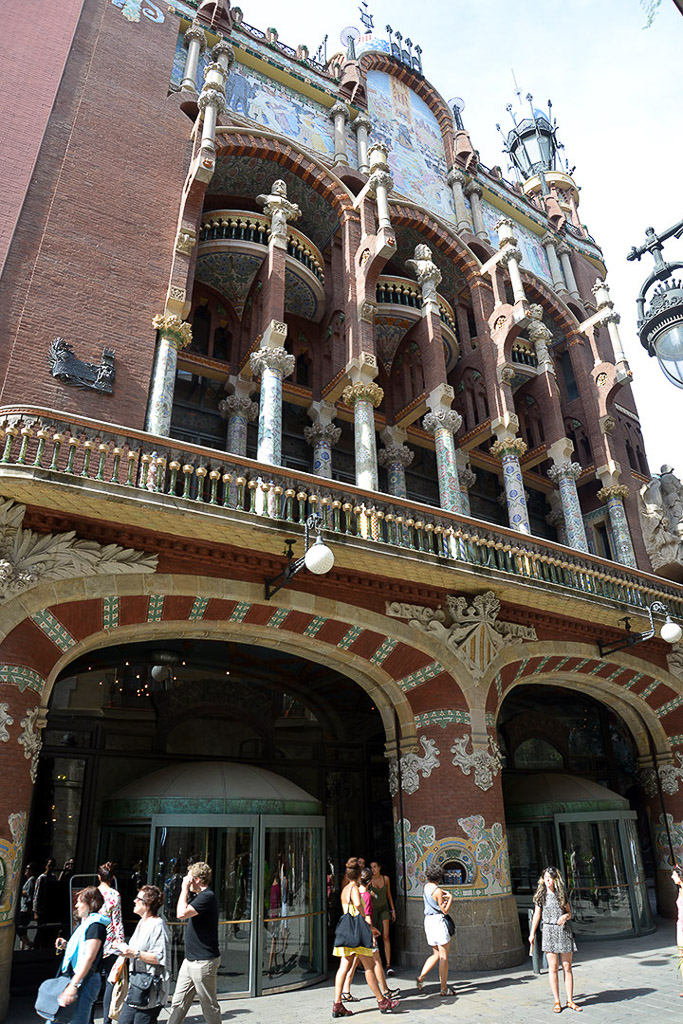 Fassade des Palau im Hochformat mit Passanten