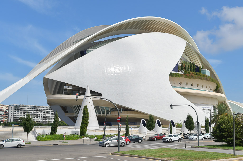 Palau de les Arts mit geschwungenem weißem Dach