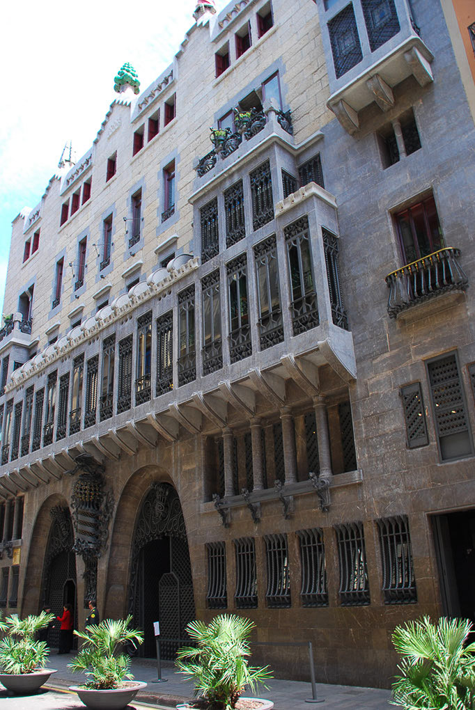 Fassade des Palau Güell in der schmalen Gasse
