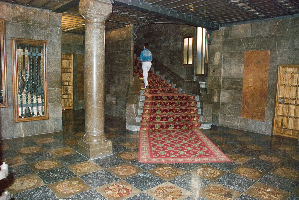 Eingangshalle mit Treppe und rotem Teppich