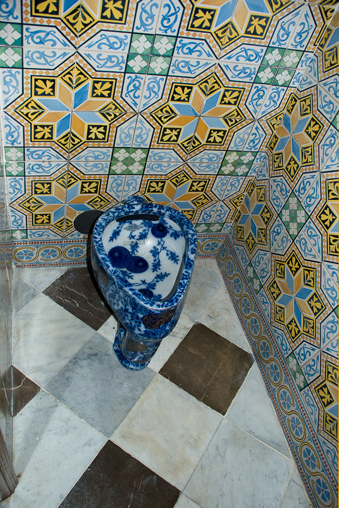 Mosaikwand mit blauer Vase im Hochformat