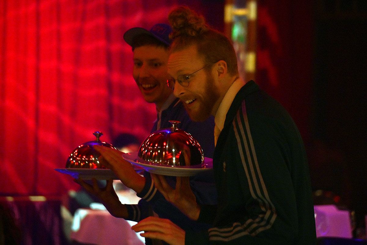 Szene bei der Premiere im Spiegelzelt