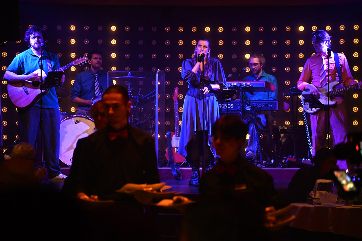 Live-Band auf der Bühne