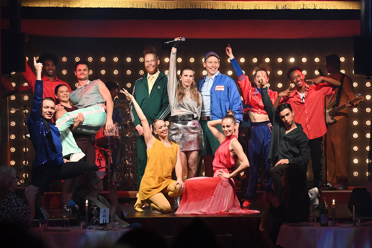 Ensemble auf der Bühne