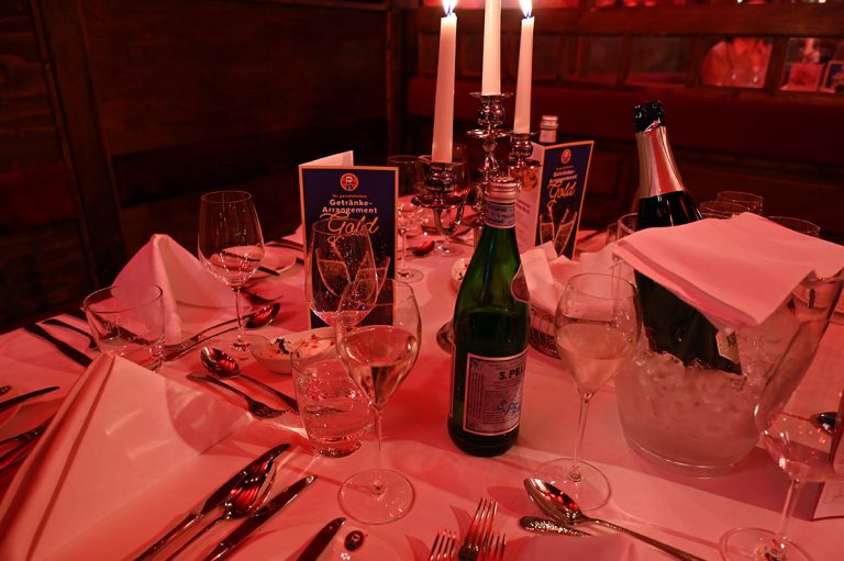 Gedeckter Tisch mit Kerzen