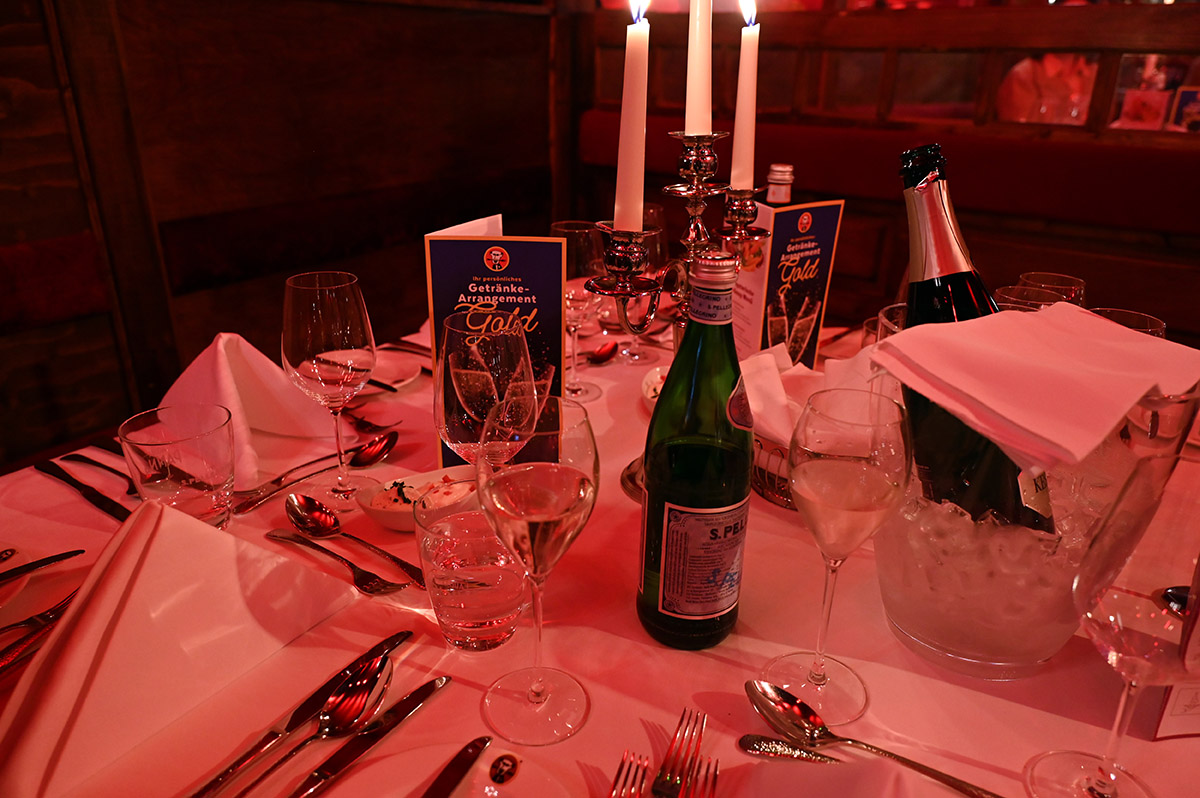 Gedeckter Tisch mit Kerzen