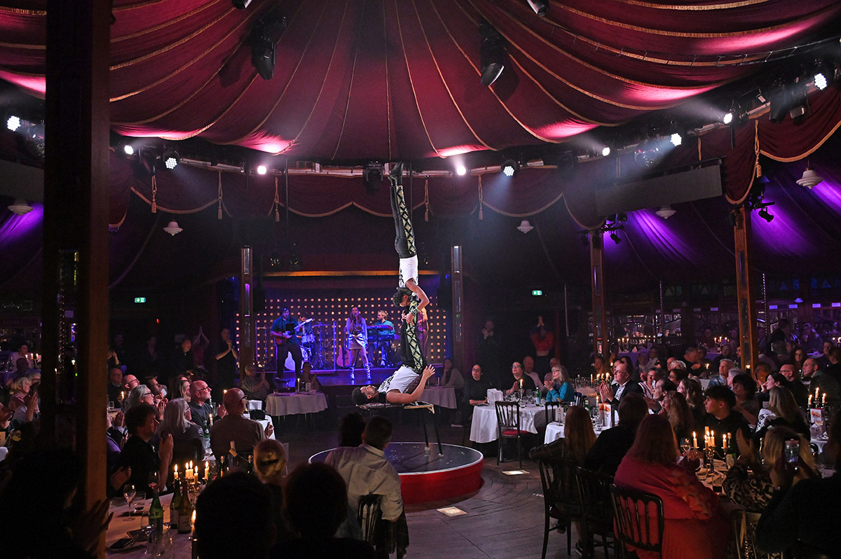 Show im Spiegelzelt