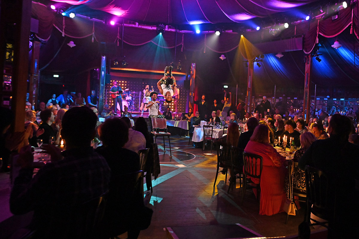 Show im Spiegelzelt