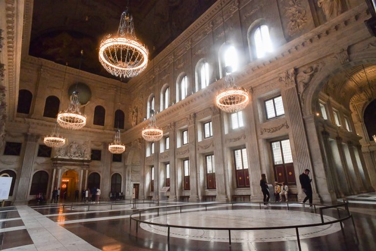 Der Bürgersaal im Paleis op de Dam mit Marmorboden und Kronleuchtern