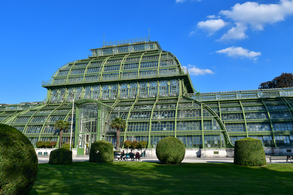Palmenhaus mit Rasenfläche