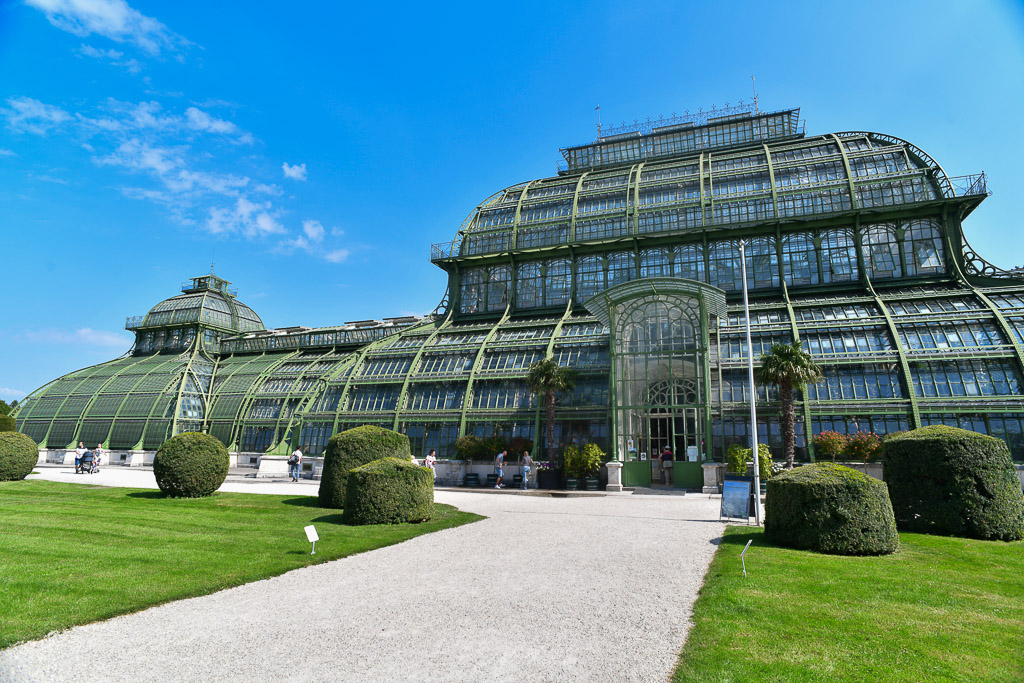 Palmenhaus mit Weg und Hecken