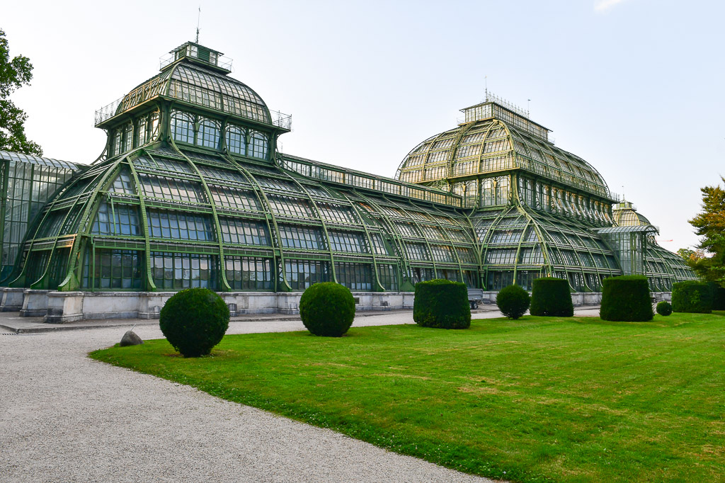 Palmenhaus mit Hecken von der Seite