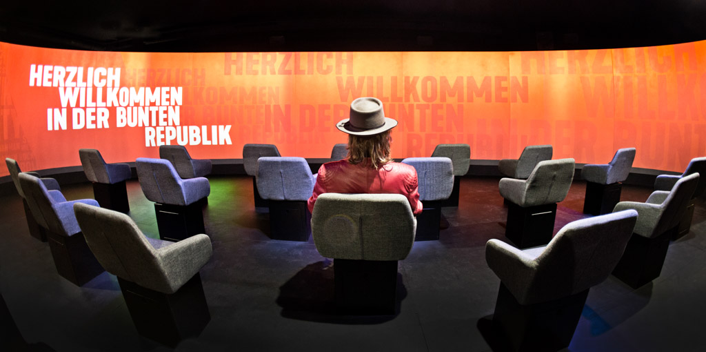 Raum mit Panoramawand und Figur