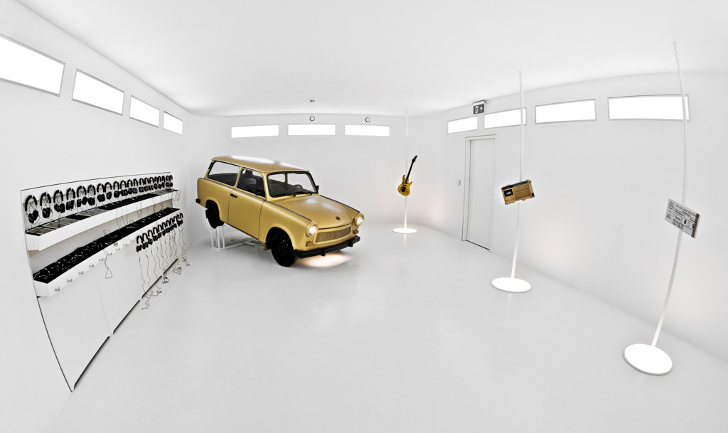 DDR-Raum mit goldenem Trabi