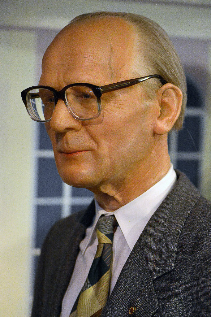 Wachsfigur im Porträt im Hochformat