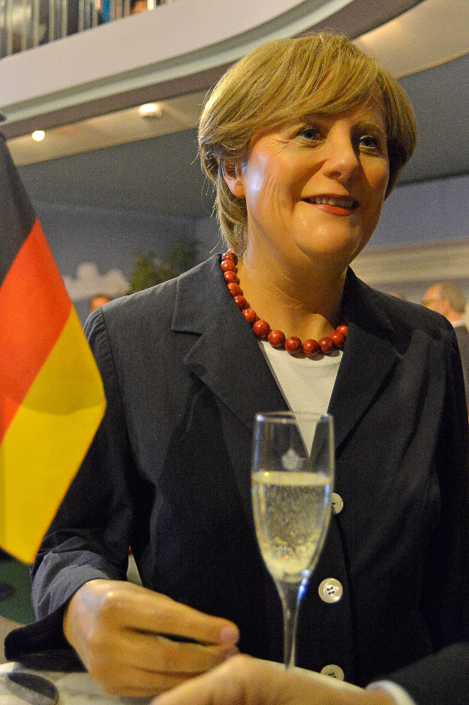 Wachsfigur im Porträt im Hochformat