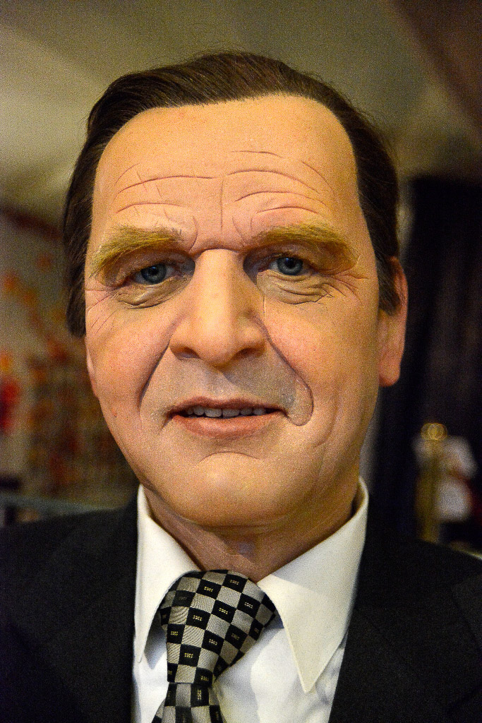 Wachsfigur im Porträt im Hochformat