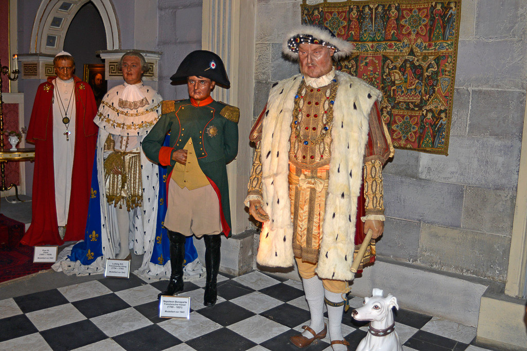 Historische Wachsfiguren in prunkvollen Kostümen