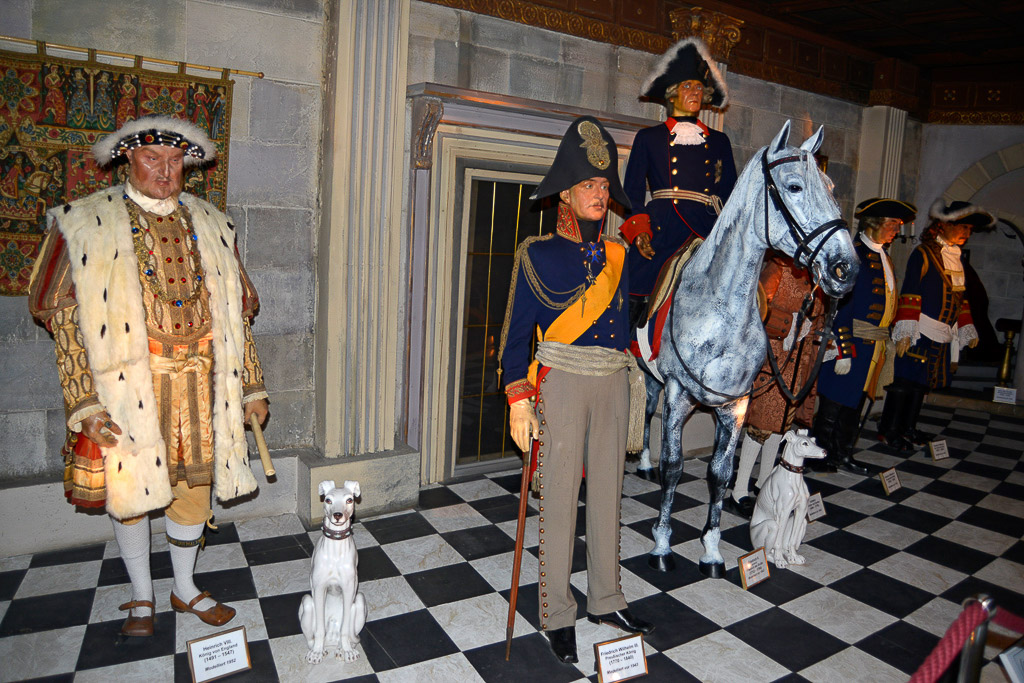 Historische Wachsfiguren in prunkvollen Kostümen