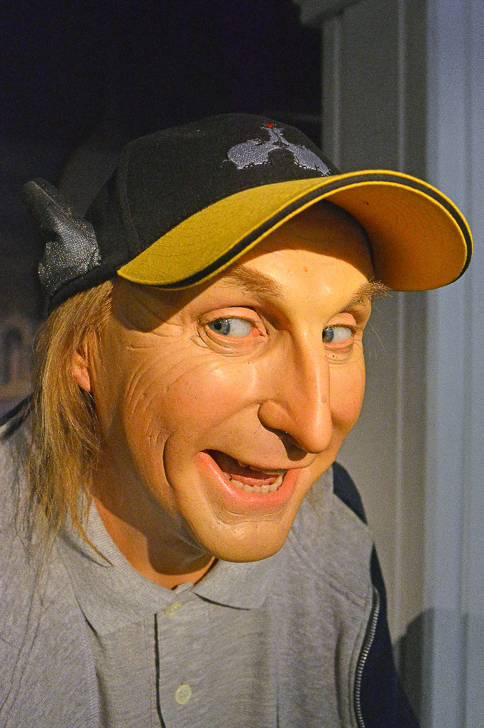 Wachsfigur im Porträt im Hochformat