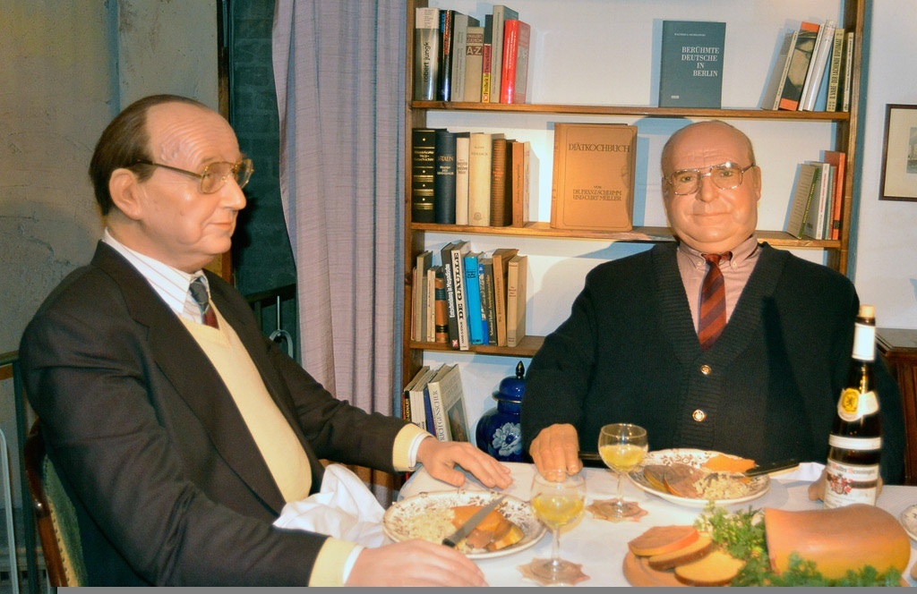 Wachsfiguren beim Essen