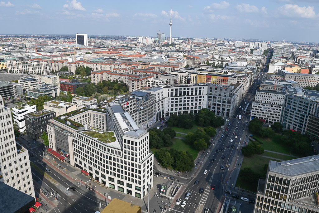 Straße mit Häuserzeilen von oben