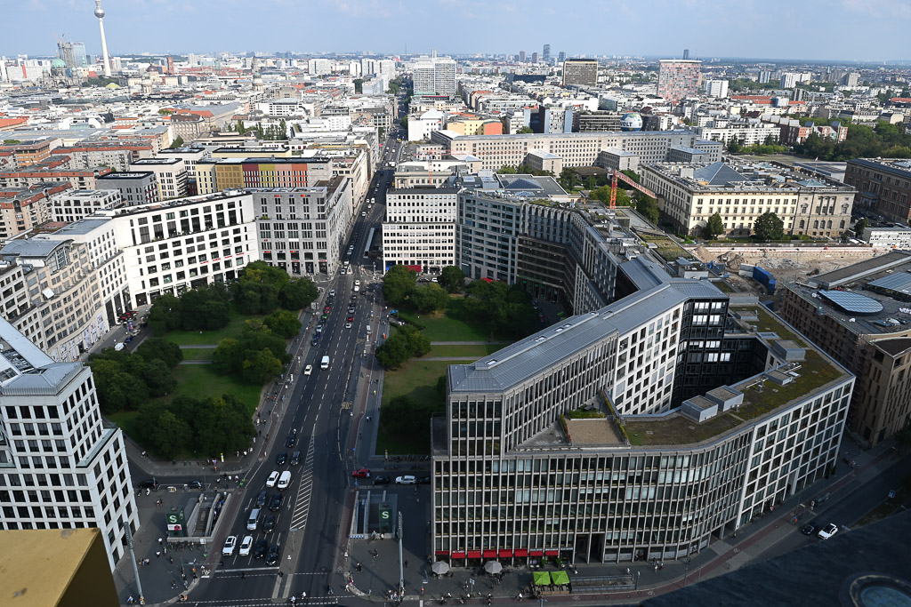 Straße und Gebäude von oben