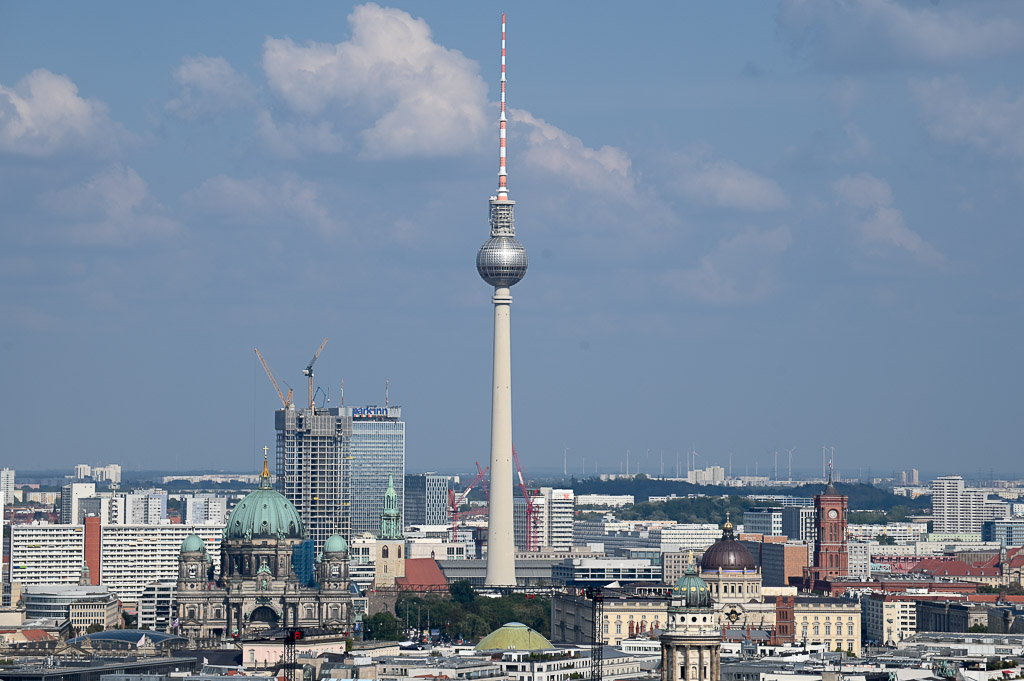 Fernsehturm in der Ferne