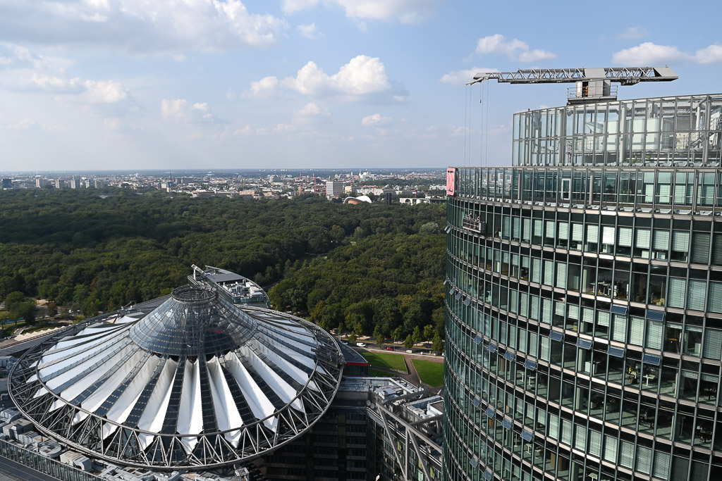 Sony Center mit Zeltdach und Tiergarten