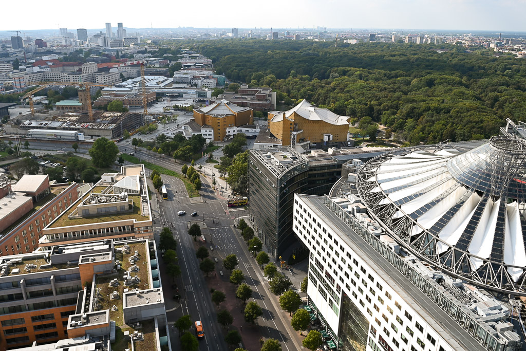 Sony Center und Straße von oben