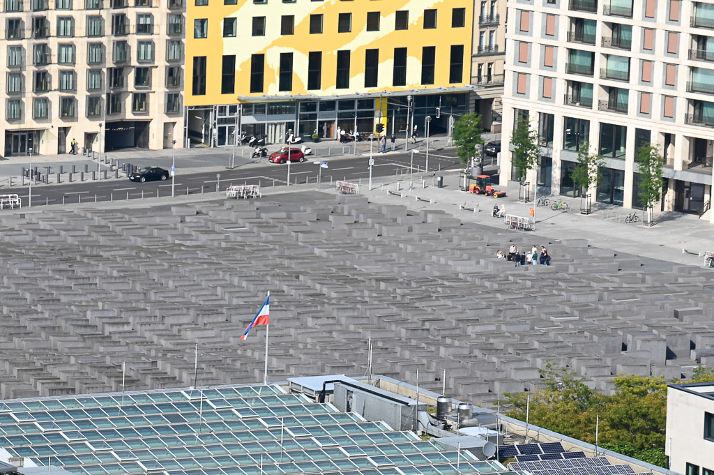 Platz mit Stelen von oben