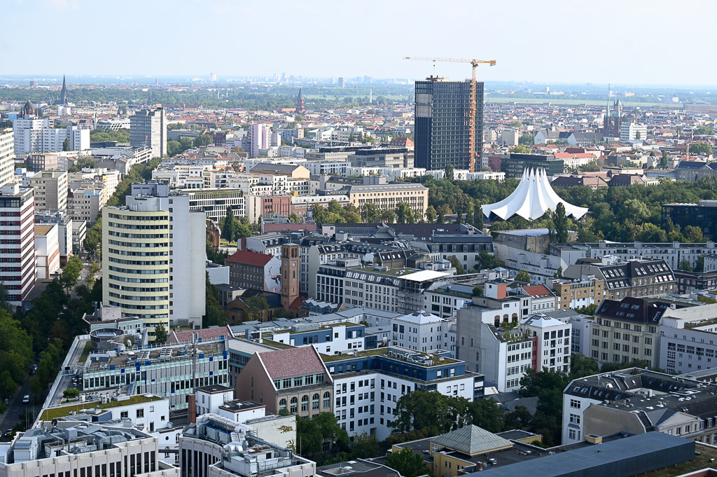 Blick auf die Stadt mit Zeltdach