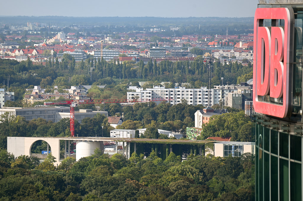 DB-Schriftzug und Parklandschaft