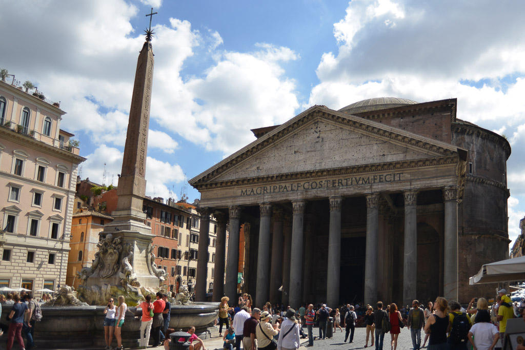 Pantheon mit Säulenvorhalle und Obelisk auf dem Platz