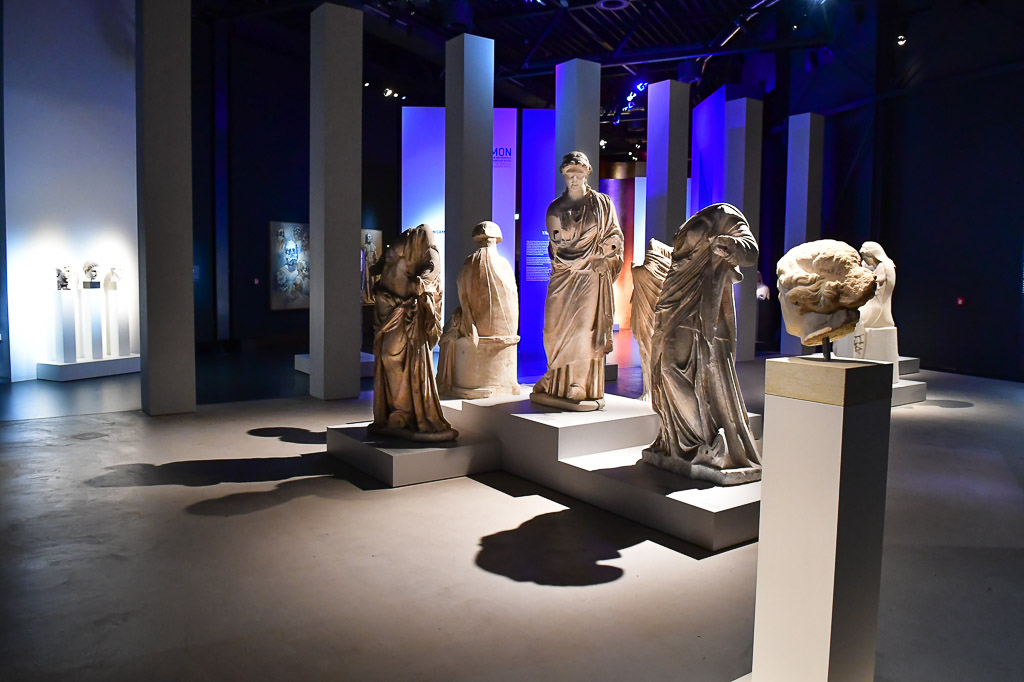 Ausstellungsraum mit antiken Skulpturen