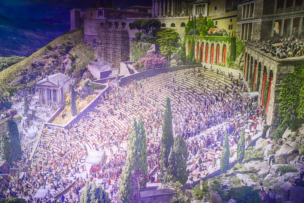 Theater im Panorama mit Zuschauern