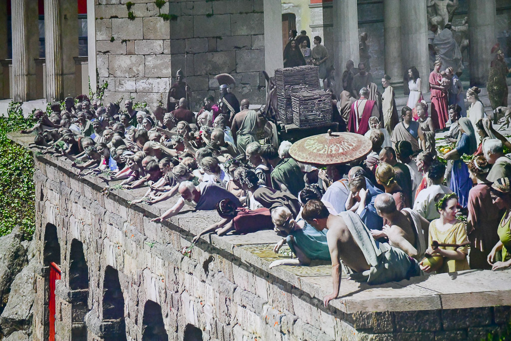 Menschen auf einer Mauer im Panorama