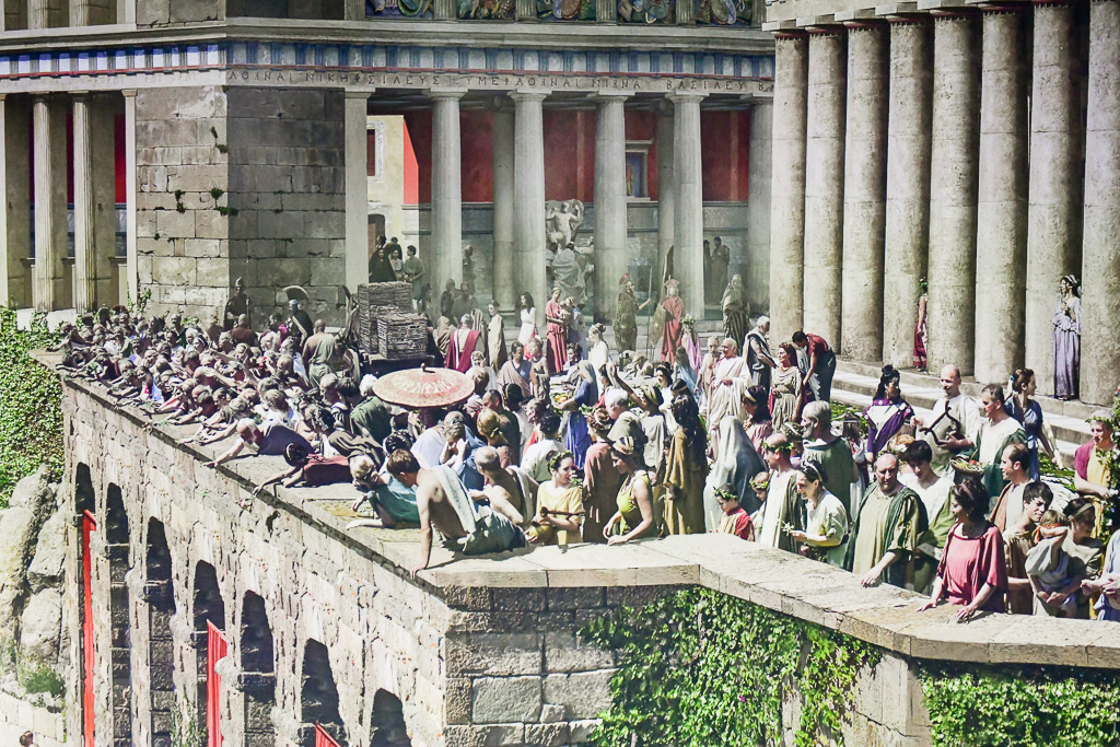 Tempel mit Menschen auf der Terrasse