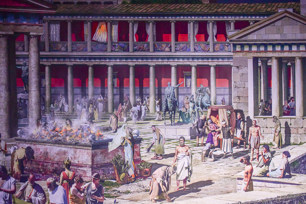 Marktplatz mit Menschen vor Säulenhalle im Panorama