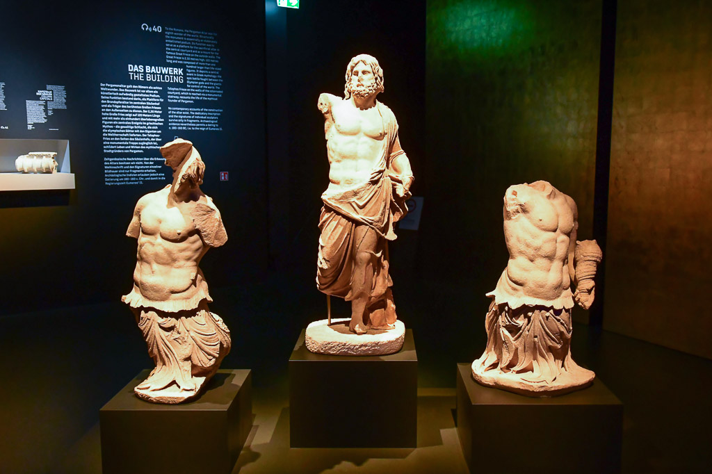 Drei Skulpturen in der Ausstellung