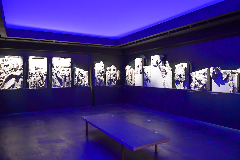 Raum mit Reliefs im blauen Licht