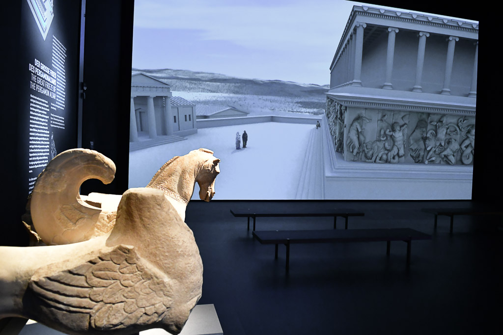 Greifenskulptur und Modell des Altars