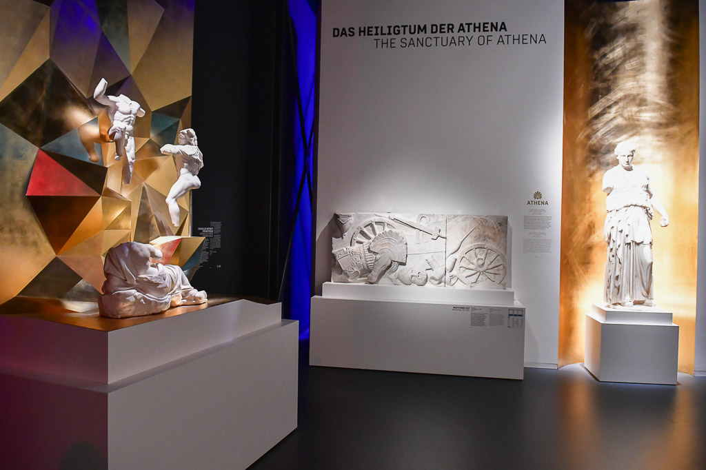 Ausstellungsraum mit Skulptur und Tafeln