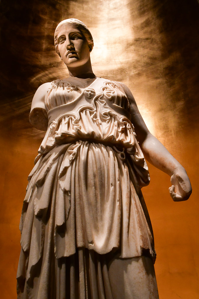 Statue im Hochformat