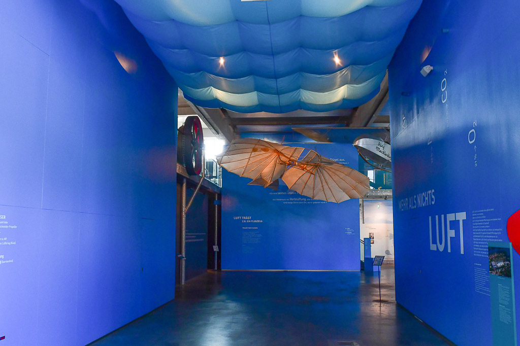 Blauer Raum mit Flugobjekt unter der Decke