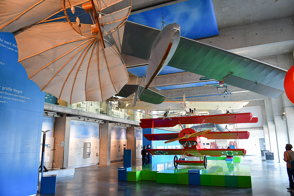 Flugzeug-Modelle im Raum Luft
