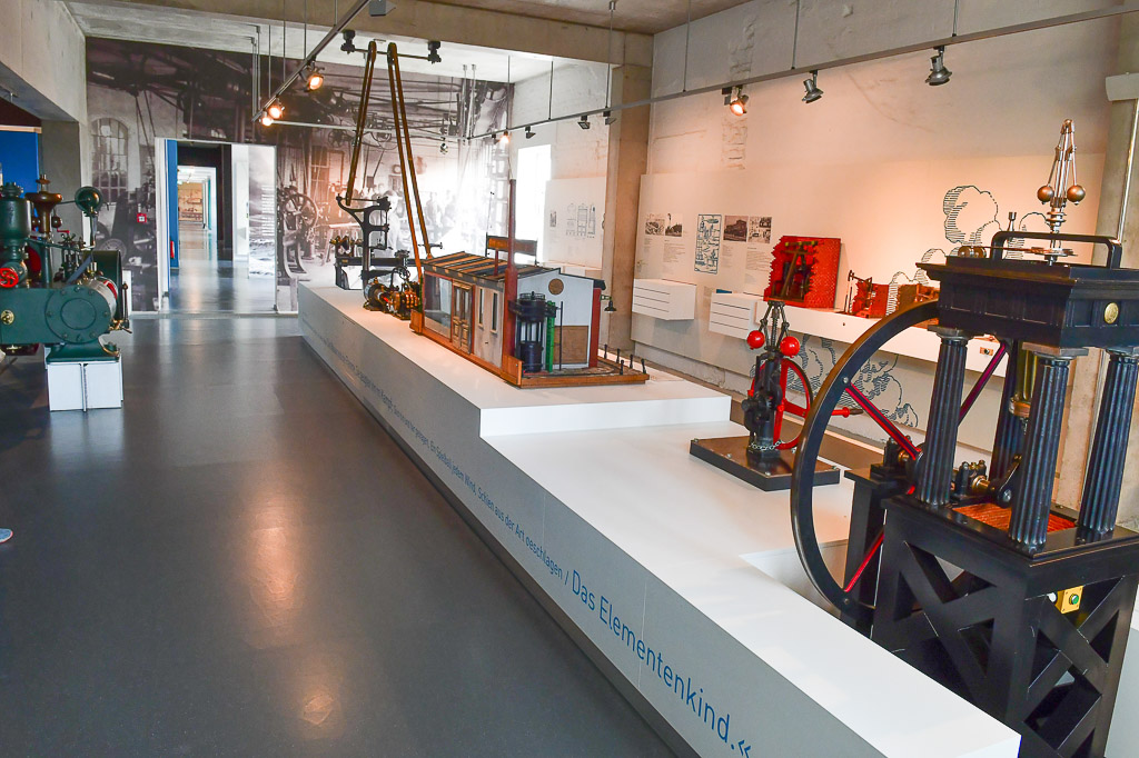 Ausstellungsraum mit Maschinen